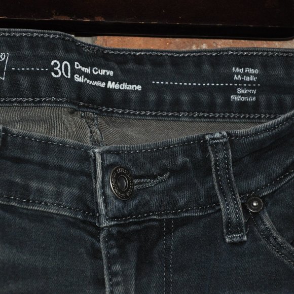Levi's Faded Black Distressed Demi Curve Red Tab Mid-rise Skinny Jean 30 - Picture 5 of 6